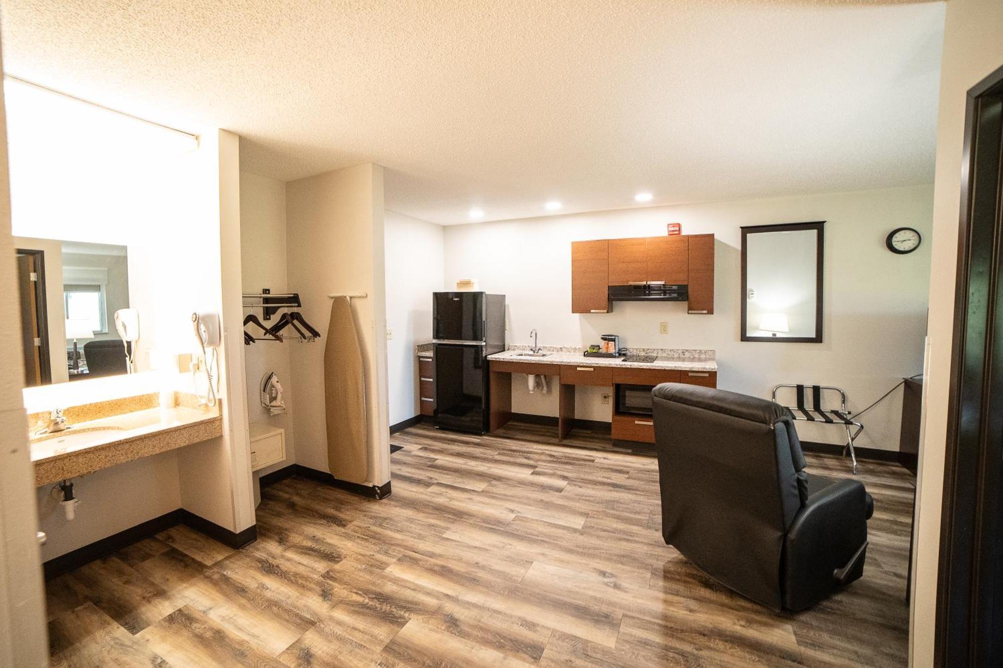 Quality Inn & Suites Watertown Near Prairie Lakes Ice Arena エクステリア 写真