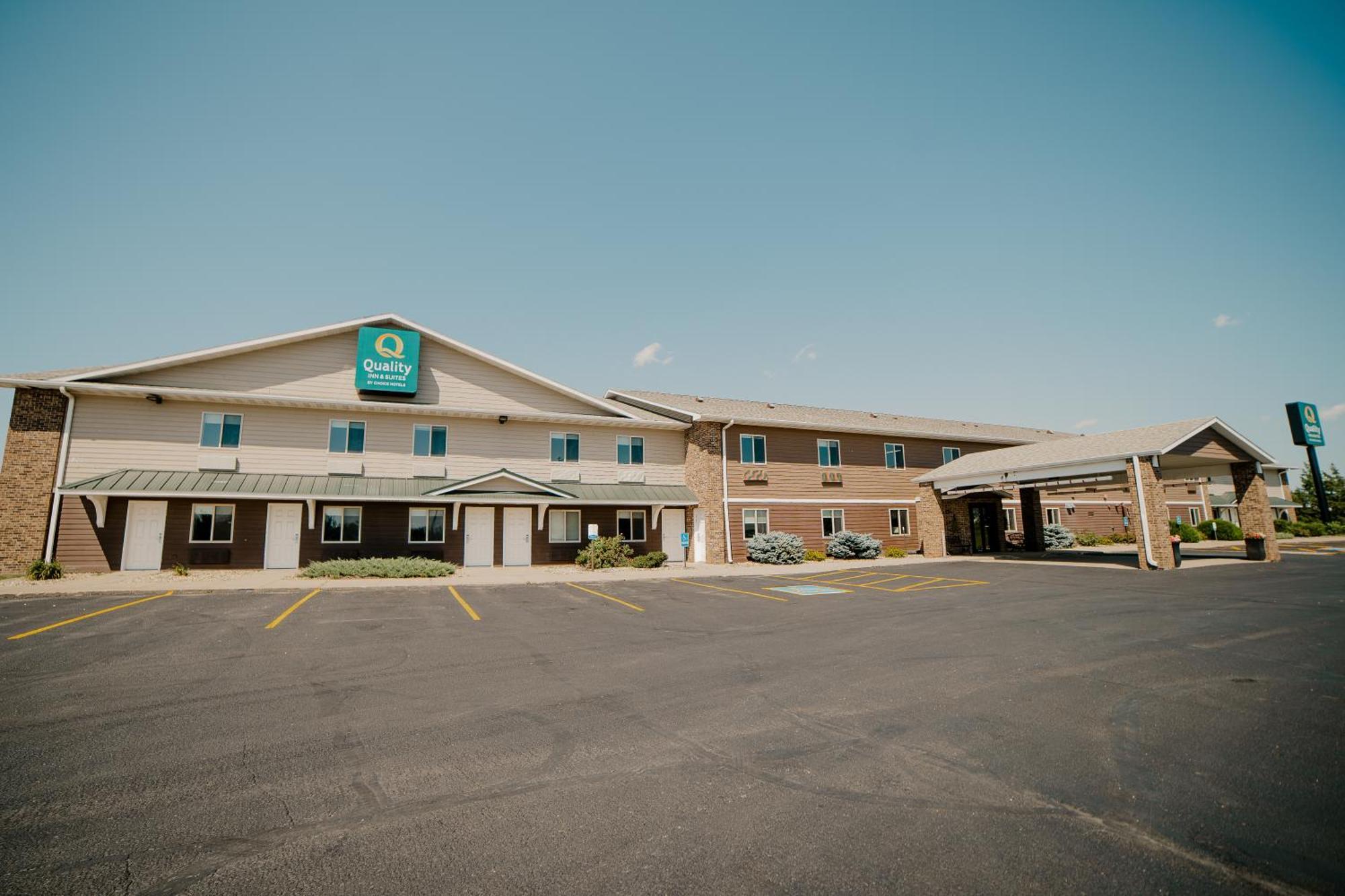 Quality Inn & Suites Watertown Near Prairie Lakes Ice Arena エクステリア 写真