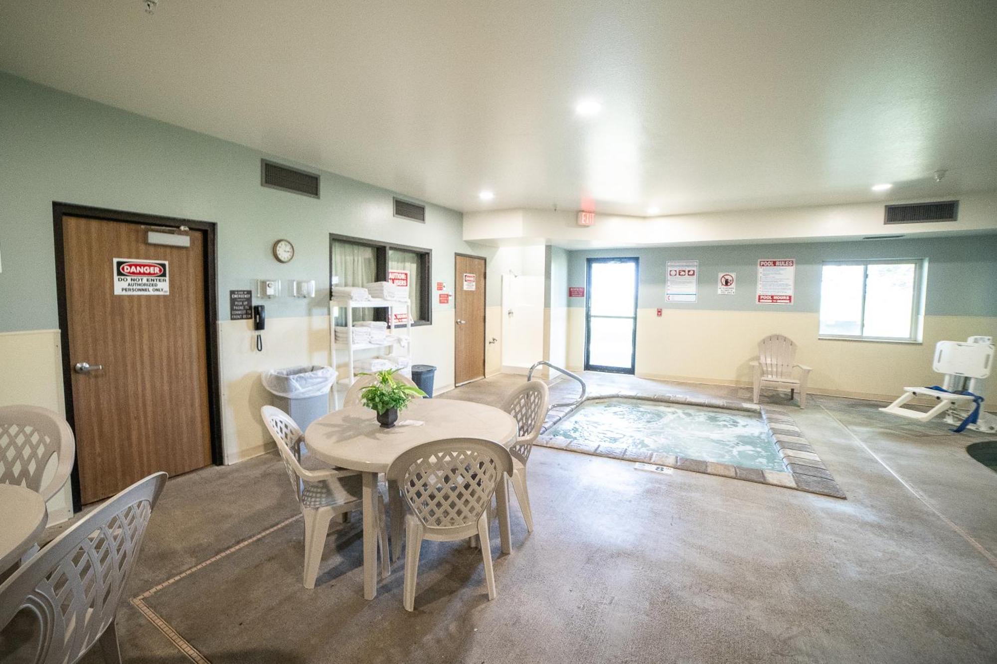 Quality Inn & Suites Watertown Near Prairie Lakes Ice Arena エクステリア 写真