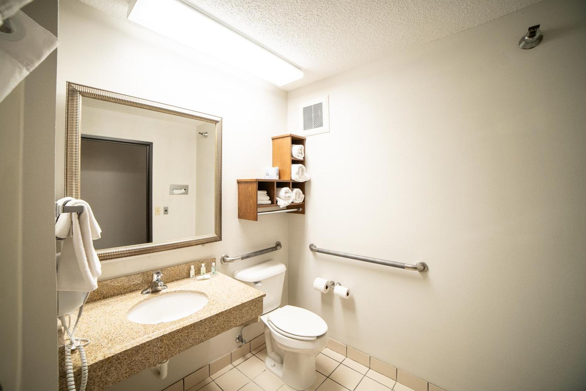 Quality Inn & Suites Watertown Near Prairie Lakes Ice Arena エクステリア 写真