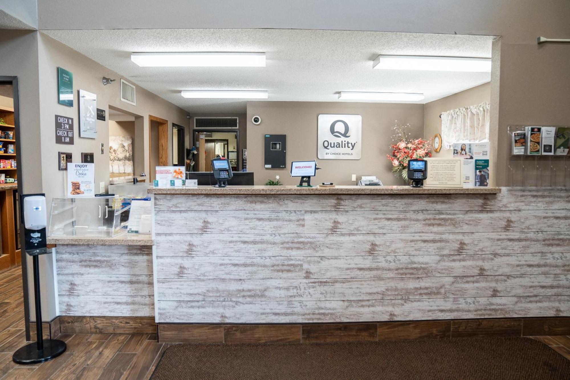 Quality Inn & Suites Watertown Near Prairie Lakes Ice Arena エクステリア 写真