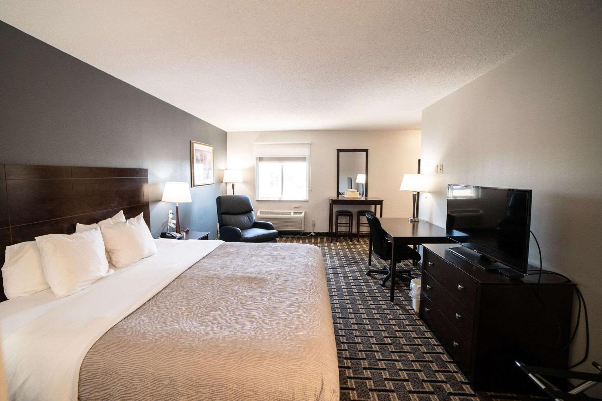 Quality Inn & Suites Watertown Near Prairie Lakes Ice Arena エクステリア 写真