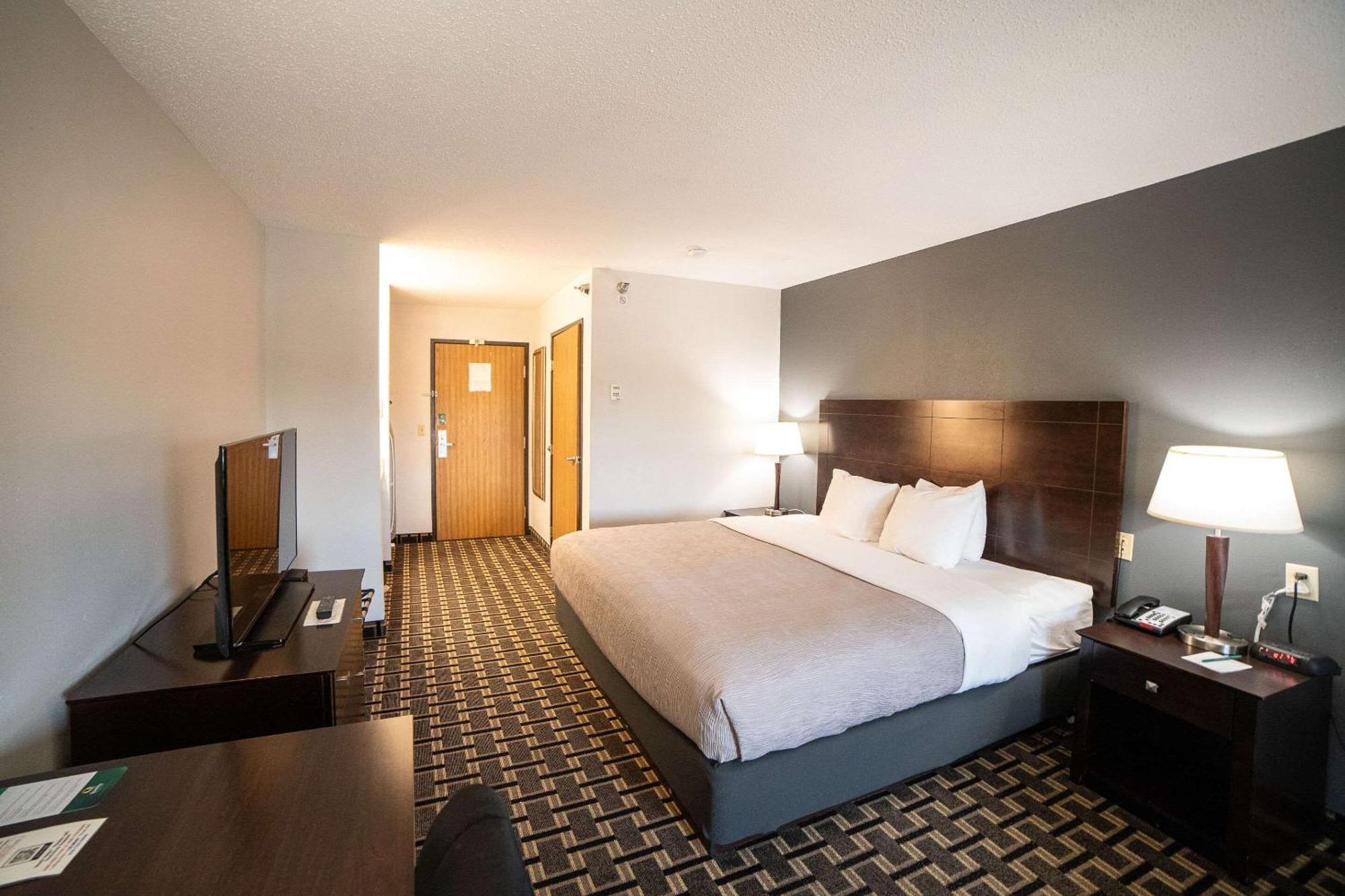 Quality Inn & Suites Watertown Near Prairie Lakes Ice Arena エクステリア 写真