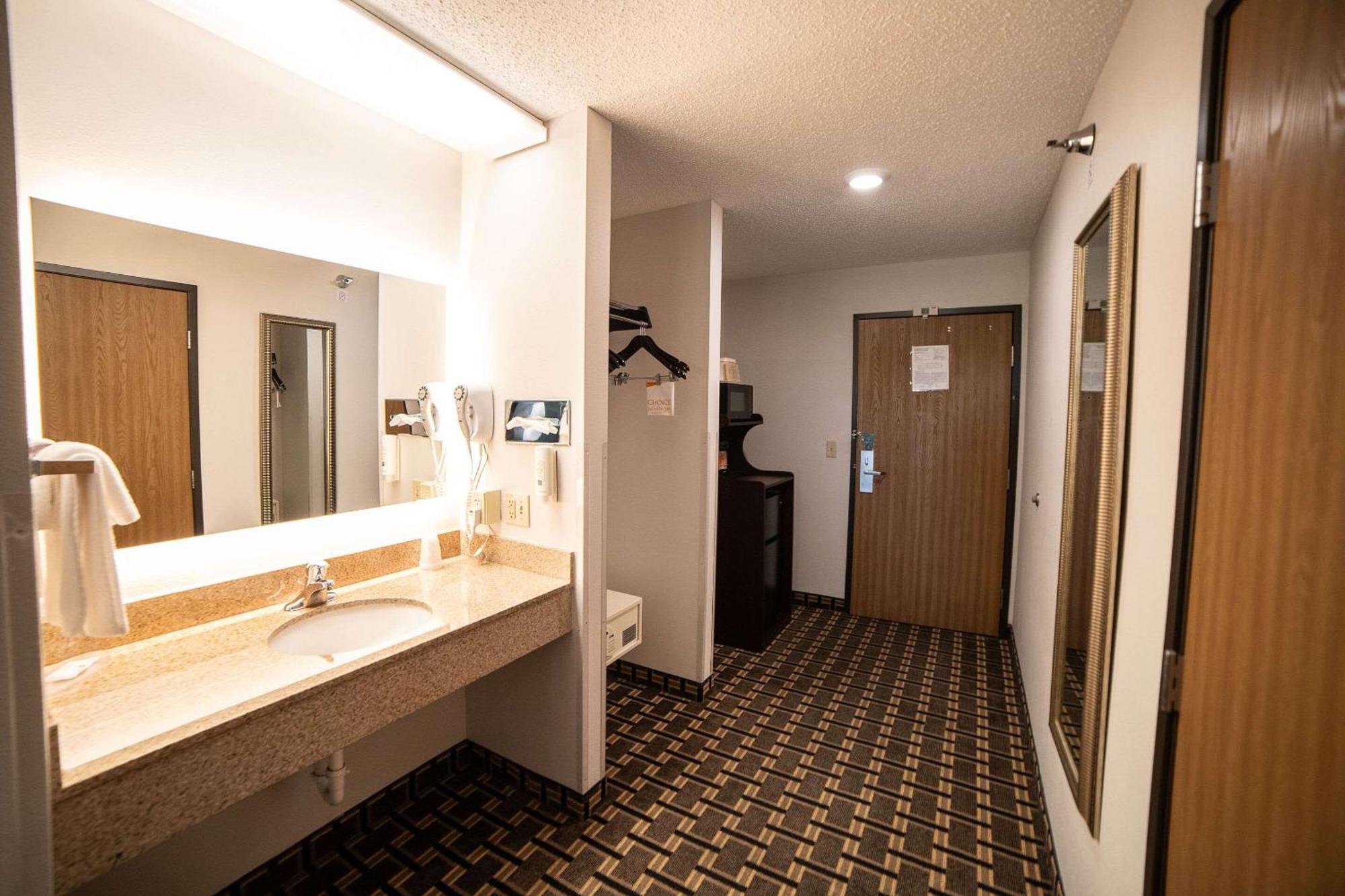 Quality Inn & Suites Watertown Near Prairie Lakes Ice Arena エクステリア 写真