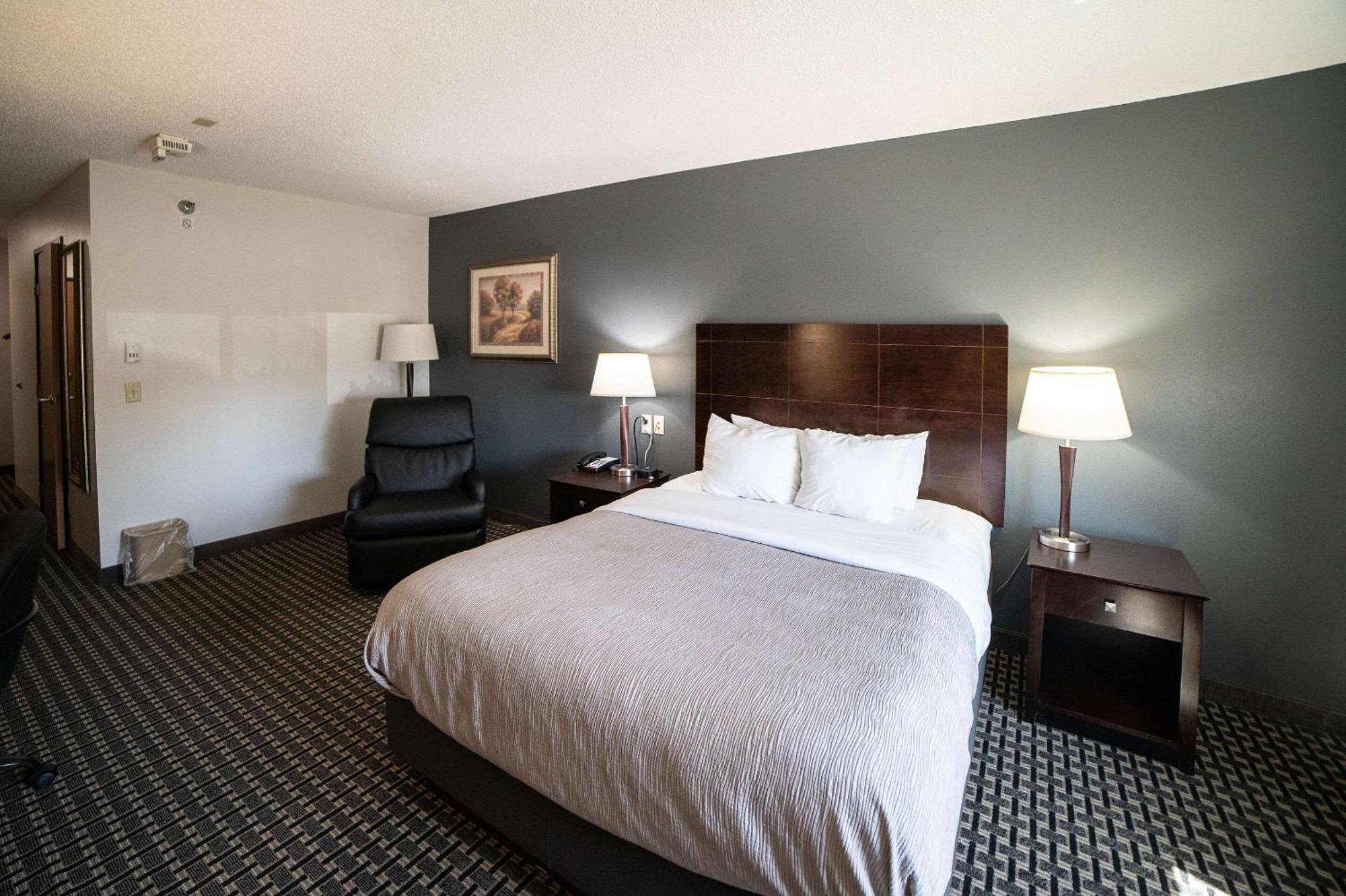Quality Inn & Suites Watertown Near Prairie Lakes Ice Arena エクステリア 写真