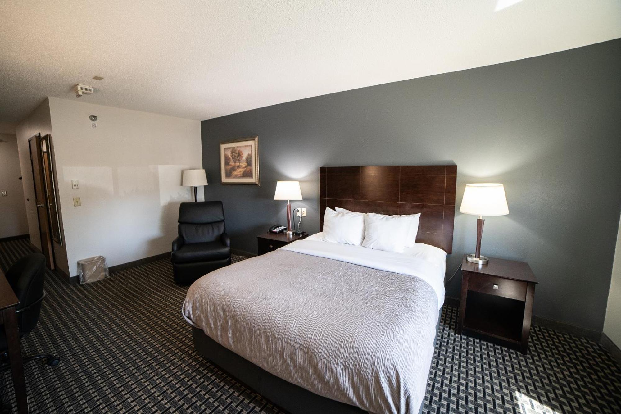 Quality Inn & Suites Watertown Near Prairie Lakes Ice Arena エクステリア 写真