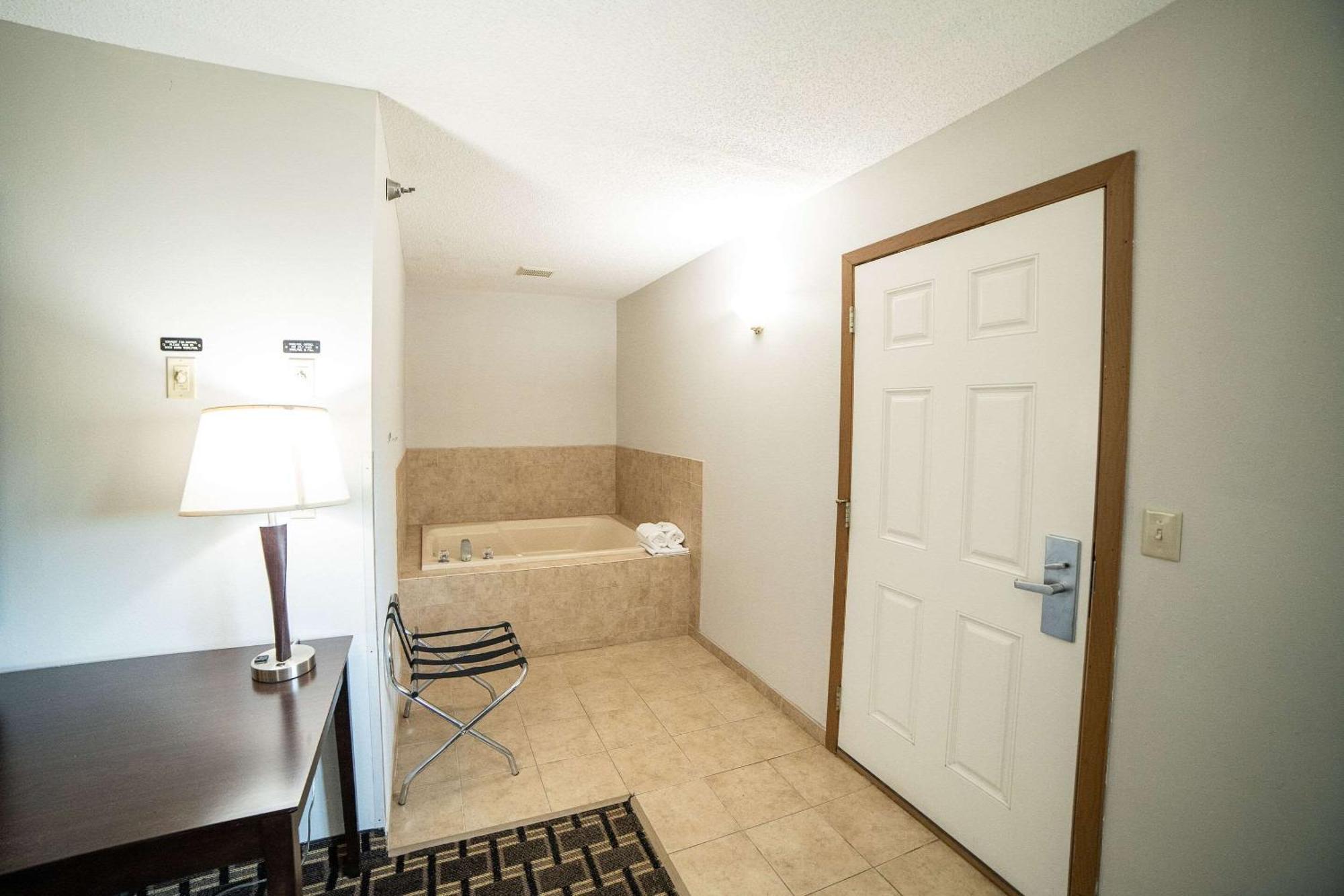 Quality Inn & Suites Watertown Near Prairie Lakes Ice Arena エクステリア 写真