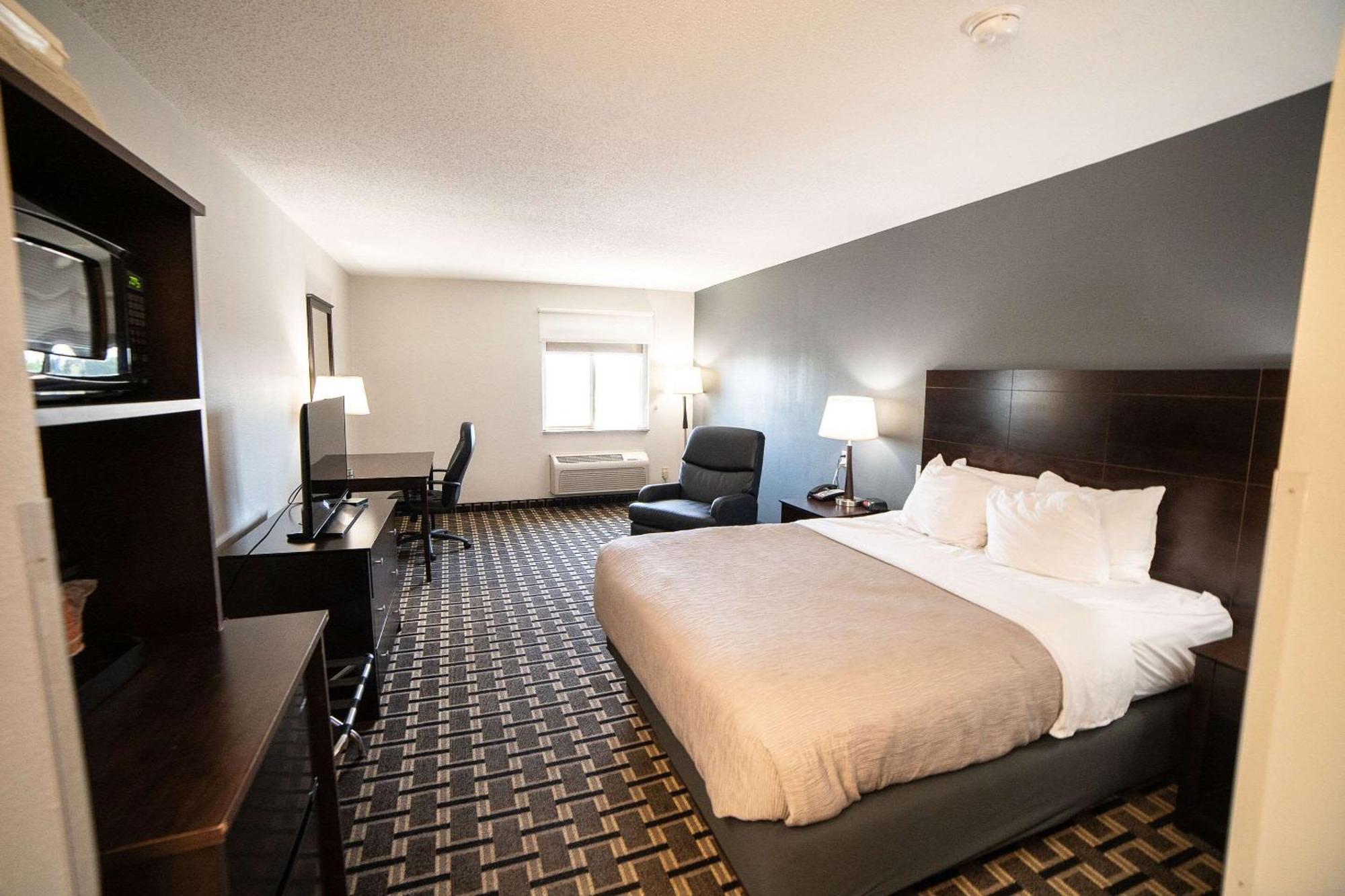 Quality Inn & Suites Watertown Near Prairie Lakes Ice Arena エクステリア 写真