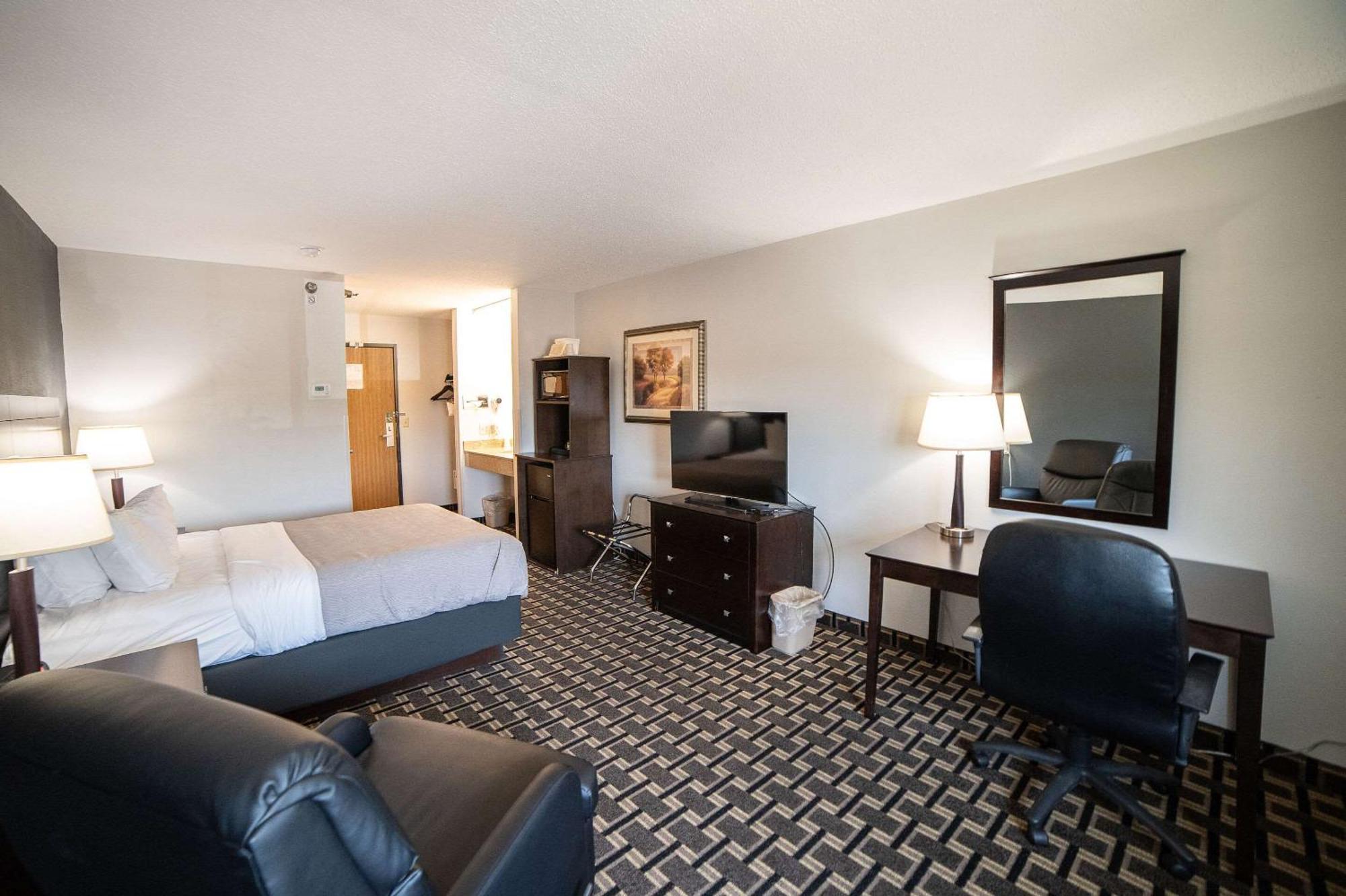 Quality Inn & Suites Watertown Near Prairie Lakes Ice Arena エクステリア 写真